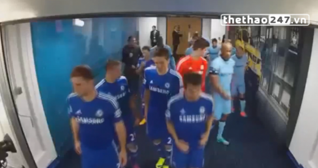 VIDEO: Hazard bị Yaya Toure 'hành hung' trong đường hầm