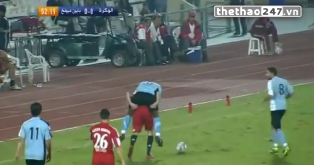 VIDEO: Bị kèm sát, Ribery cõng luôn cầu thủ đối phương chạy theo bóng