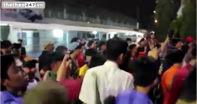 VIDEO: Các cầu thủ HAGL bị các fan vây kín dù thua trận