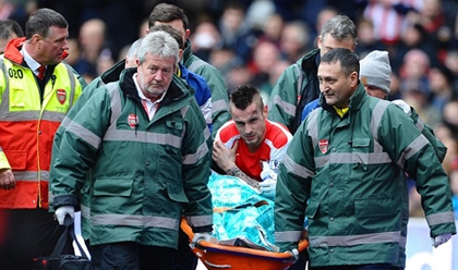 Mathieu Debuchy mang tin cực buồn đến cho Arsenal