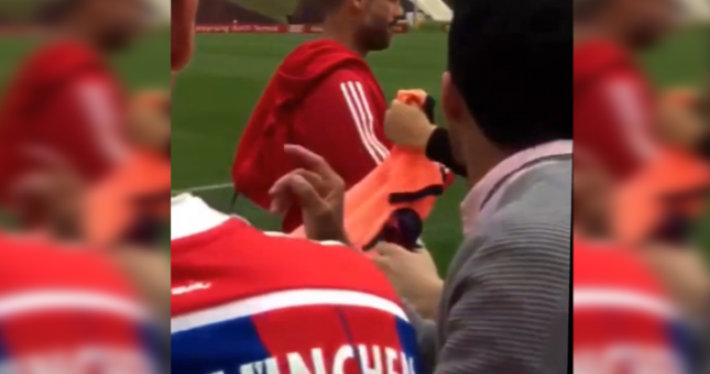 VIDEO: HLV Guardiola từ chối ký vào áo đấu của Barcelona