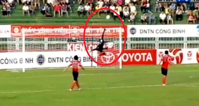 VIDEO: Những pha cứu thua làm nản lòng chân sút HAGL của thủ môn Quốc Cường