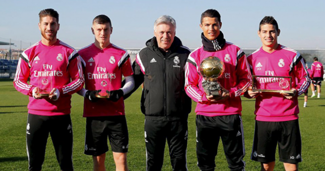 Ronaldo khoe Quả bóng Vàng 2014 trên sân tập cùng Real Madrid