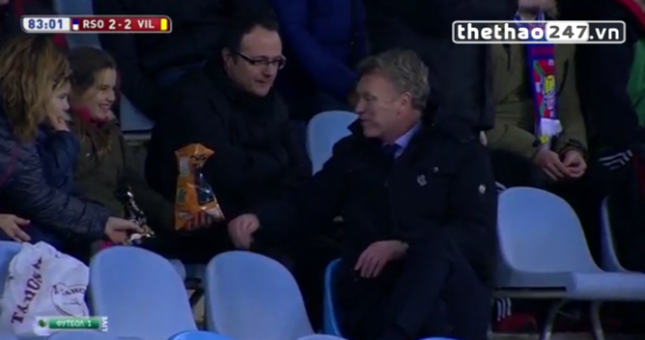 VIDEO: David Moyes ngồi ăn bim bim với CĐV sau khi bị đuổi lên khán đài