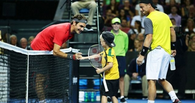 VIDEO: Cậu bé 6 tuổi đọ tài cùng Roger Federer