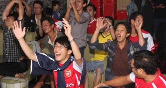 VIDEO: Fan Arsenal hò reo cuồng nhiệt với chiến thắng của đội nhà