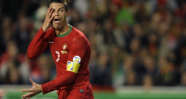 Video hài hước: Khi Ronaldo chế giễu đối phương ăn vạ