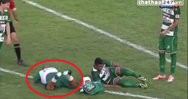Video hài hước: Bác sĩ ngã sấp mặt khi vào sơ cứu cầu thủ