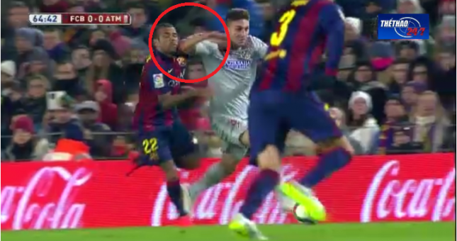 VIDEO: Tình huống Siqueira đánh cùi chỏ vào mặt Alves