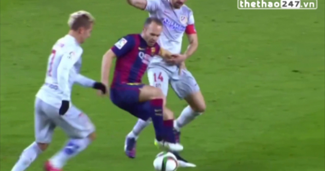 VIDEO: Cận cảnh pha lừa bóng sở trường của Iniesta vs Atletico