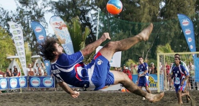 VIDEO: Cantona ghi bàn đẹp mắt ở môn bóng đá bãi biển