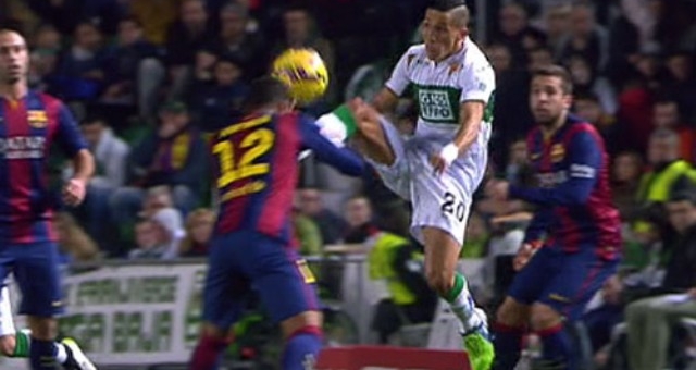 VIDEO: Sao trẻ Barca nhận cú kung-fu thẳng mặt