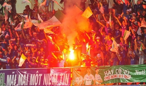 CĐV đốt pháo sáng, HAGL bị phạt 15 triệu đồng