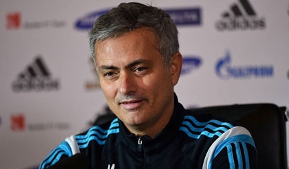 HLV Mourinho nhận án phạt từ LĐ bóng đá Anh