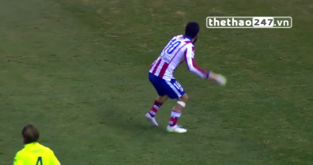 VIDEO: Arda Turan rút giầy ném trọng tài biên
