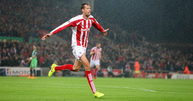 VIDEO: Peter Crouch - ''Sếu vườn'' luôn khiến người khác phải ngước nhìn