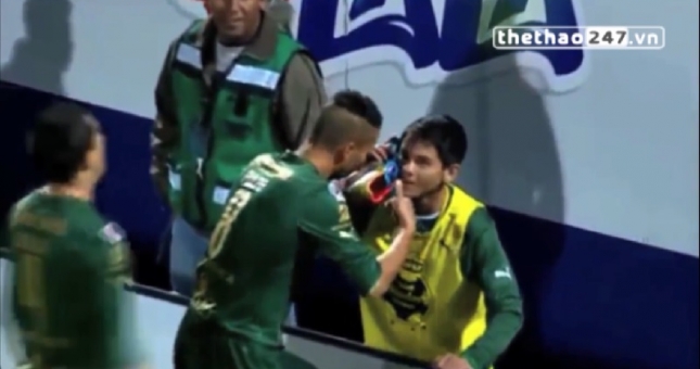 VIDEO: Ăn mừng bàn thắng cực dị, cầu thủ rút giày gọi điện thoại cho người thân