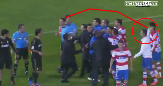 VIDEO: Cầu thủ La Liga từng bị treo giò 3 tháng vì ném chai nước vào mặt trọng tài