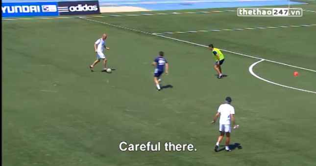 VIDEO: Xem Zidane xỏ giày trực tiếp huấn luyện các cầu thủ trẻ