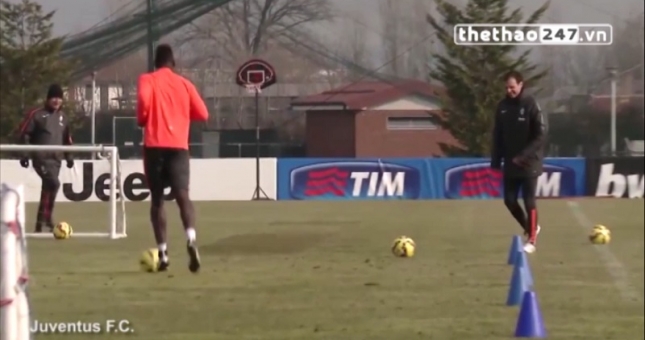 VIDEO: Paul Pogba thua ông thầy Allegri trong cuộc thi sút gôn tôm