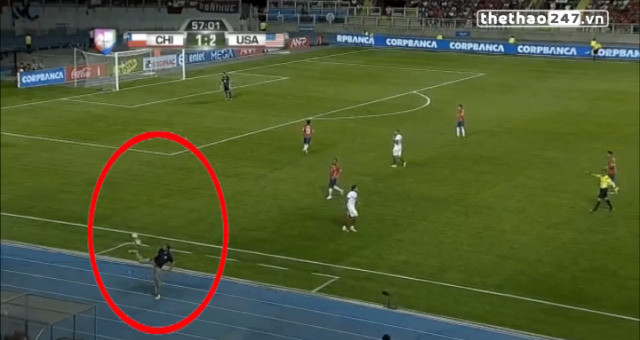 VIDEO: HLV tuyển Mỹ đánh gót hai quả bóng cùng lúc