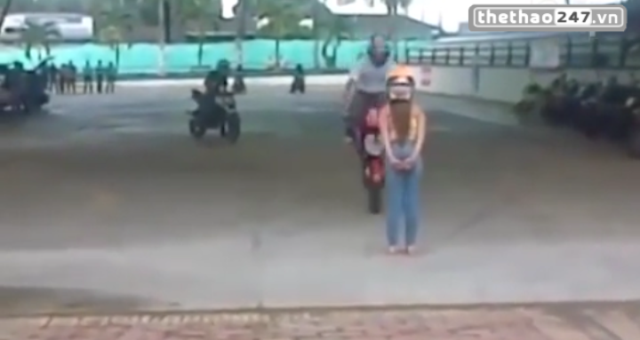 VIDEO: Cái kết đắng lòng của màn bốc đuôi moto hôn gái