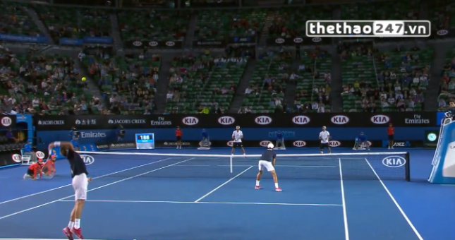 VIDEO: Tai nạn giao bóng hài hước tại Australian Open 2015