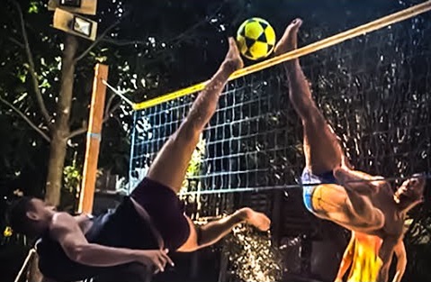 VIDEO: Ronaldinho trổ tài chơi bóng chuyền bằng chân cực đỉnh