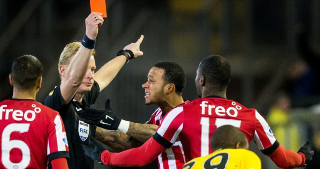 VIDEO: Cầu thủ phải nhận thẻ đỏ 'oan' ở ngay giây thứ 29