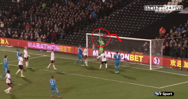 VIDEO: Thủ môn phản lưới sau pha bắt bóng thảm họa ở vòng 4 FA Cup