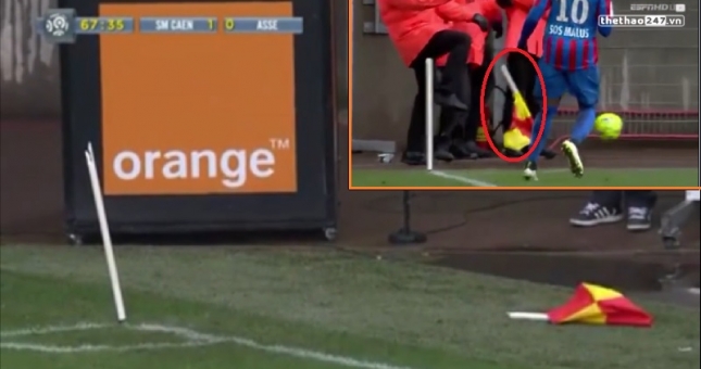 VIDEO: Cầu thủ tức giận sút gãy đôi cột cờ phạt góc ở giải VĐQG Pháp