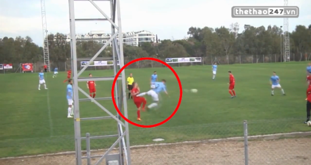 VIDEO: Cầu thủ Đức triệt hạ đối phương bằng cú đá kinh hoàng