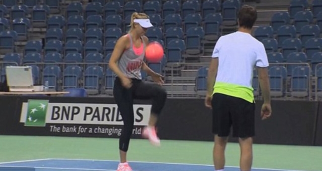 VIDEO: Sharapova trổ tài tâng bóng điêu luyện