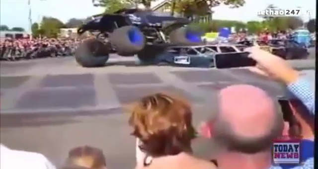 VIDEO: Đâm vào đám đông, quái vật 4 bánh khiến 3 khán giả thiệt mạng