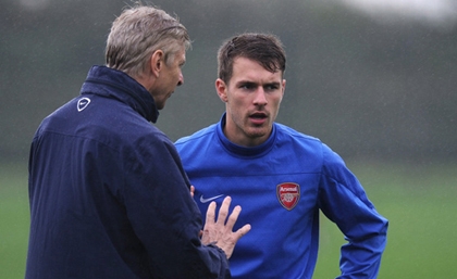 HLV Arsene Wenger lo lắng cho Ramsey
