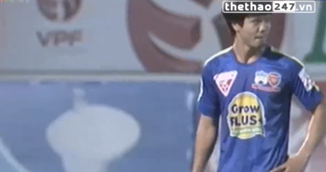 VIDEO: Công Phượng mất đến 3 lần sút mới có thể gỡ hòa cho HAGL