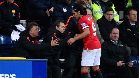 Falcao 'thái độ' với HLV Van Gaal khi bị thay ra sớm