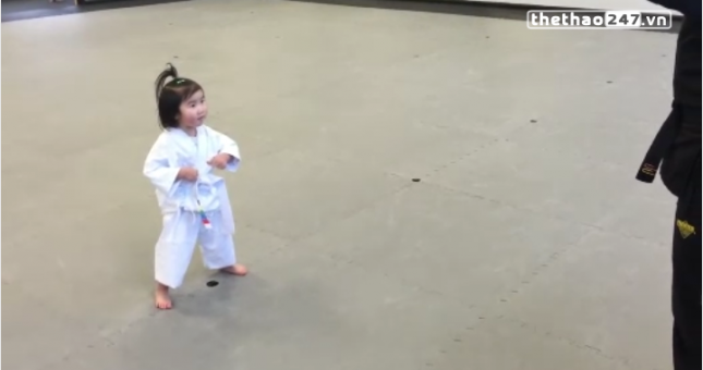 VIDEO: Bất ngờ với bài tập của nữ võ sỹ taekwondo 3 tuổi