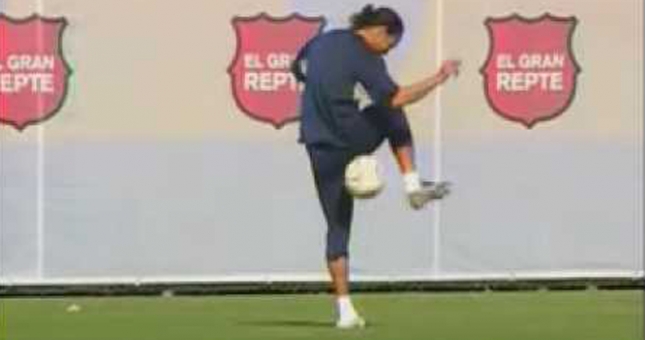 VIDEO: Màn biểu diễn tâng bóng kết hợp 2 phong cách Michael Jackson và Ronaldinho