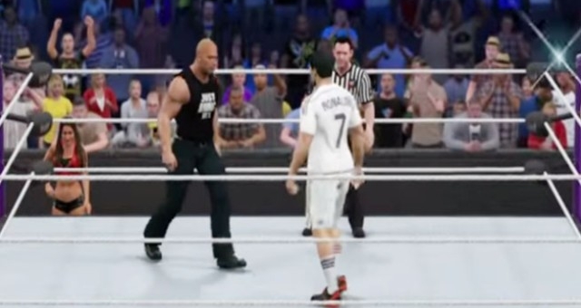VIDEO: Hài hước màn đại chiến giữa Ronaldo và Dwayne Johnson trên võ đài WWE