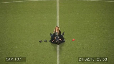 Đôi nam nữ lẻn vào sân bóng diễn cảnh nóng