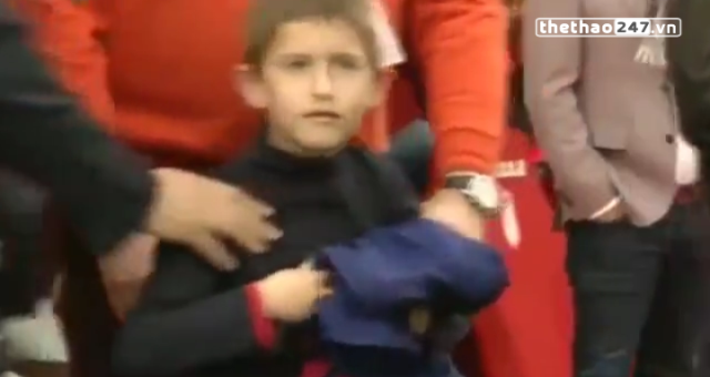 VIDEO: Fan nhí trốn ông xuống sân để gặp và xin áo của thần tượng Suarez