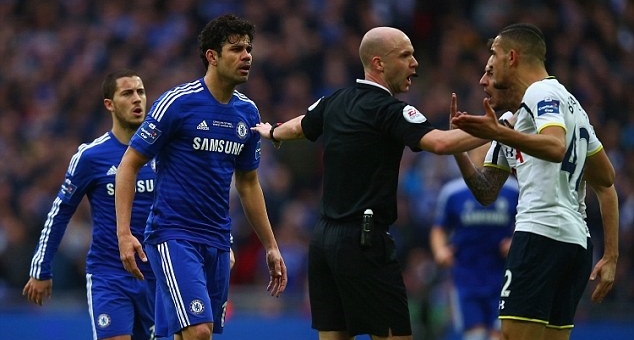 VIDEO: Diego Costa liên tục giở ''thói côn đồ'' trong trận gặp Tottenham