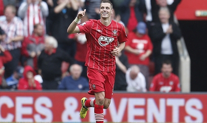 Arsenal bán 3 ngôi sao chiêu mộ tiền vệ hay nhất NHA