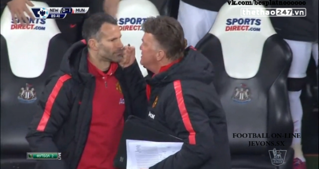 VIDEO hài hước: Van Gaal 'đấm yêu' Giggs vì không ăn mừng bàn thắng