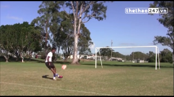 VIDEO: Muôn hình vạn dạng kiểu sút bóng trúng xà