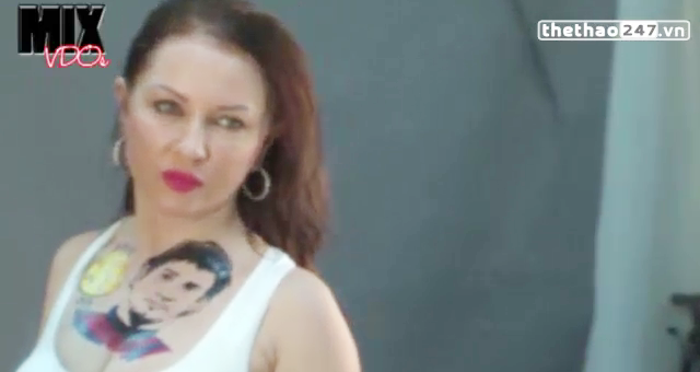 VIDEO: Nữ diễn viên khoe hình xăm Messi ở ngực