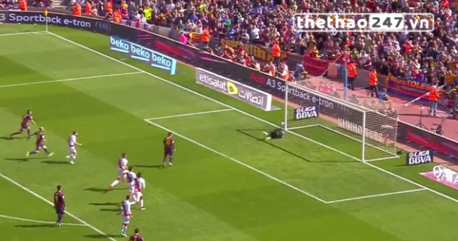 VIDEO: Messi được cứu vớt khỏi cú đá phạt đền hỏng ăn