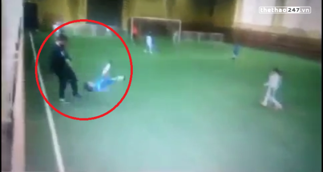 VIDEO: HLV đá tung người cầu thủ nhí ở Nga