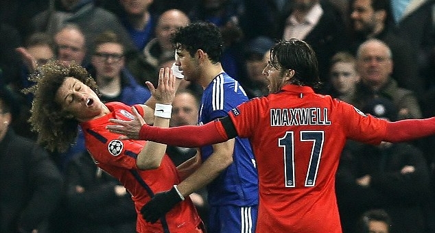 VIDEO: Cậy sân nhà, Costa liên tục gây sự với hàng thủ PSG